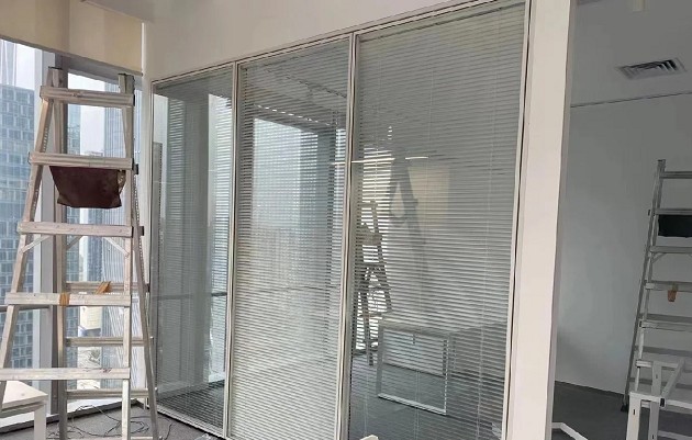 辦公室玻璃隔間 的清潔與保養：維持空間美觀與延長使用壽命